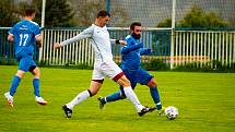 Fotbalisté Frymburku (v modrém) zdolali Dolní Dvořiště 2:0 a po šesti kolech jim patří druhá příčka tabulky I.B třídy sk. A.