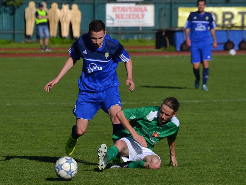 Dohrávka divize A - 23. kolo: FK Slavoj Český Krumlov (zelené dresy) - 1. FC Karlovy Vary 1:1 (1:0), na penalty 5:3.