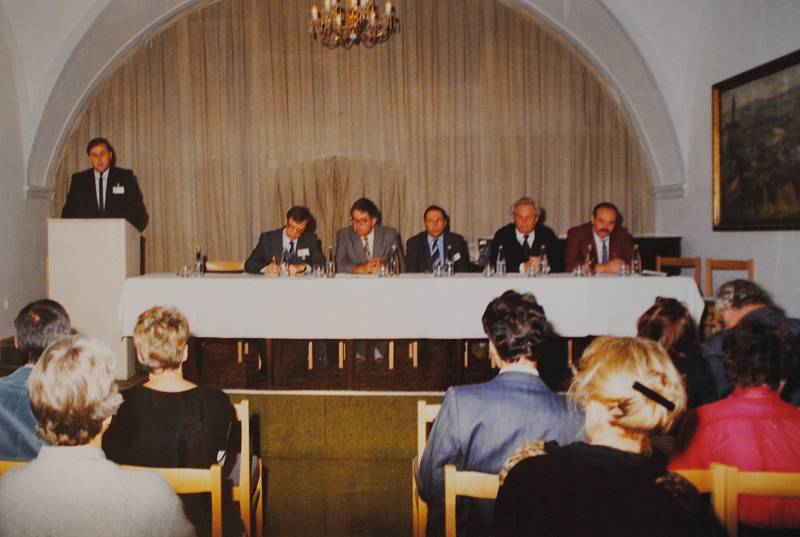 Český Krumlov v roce 1992. 14.-16. 10. Mezinárodní vědecké sympozium o životě posledních Rožmberků.