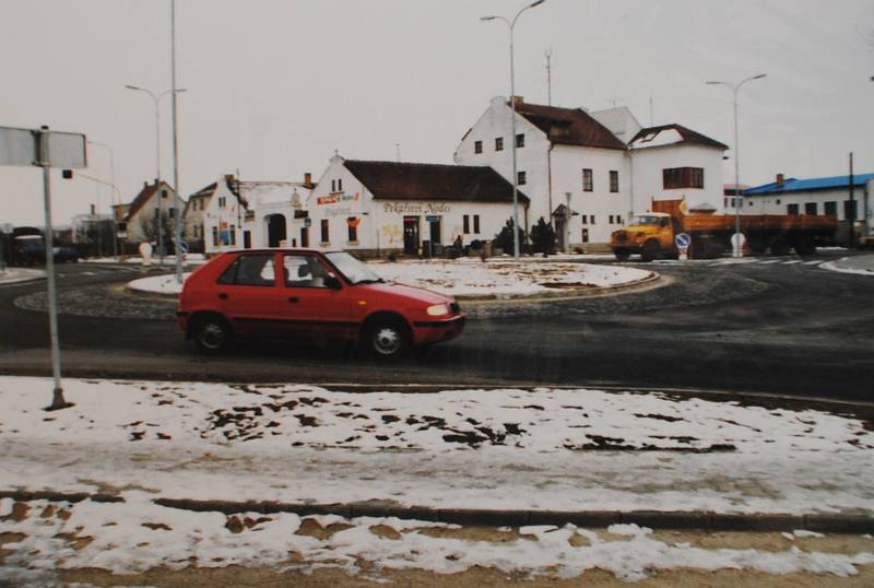 Český Krumlov v roce 1998. Český Krumlov v roce 1998. Křižovatka u Nodesa v Domoradicích s novým kruhovým objezdem.