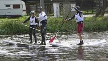 Paddleboardisté na trase. Uprostřed pádluje zámý český veslař Václav Chalupa.