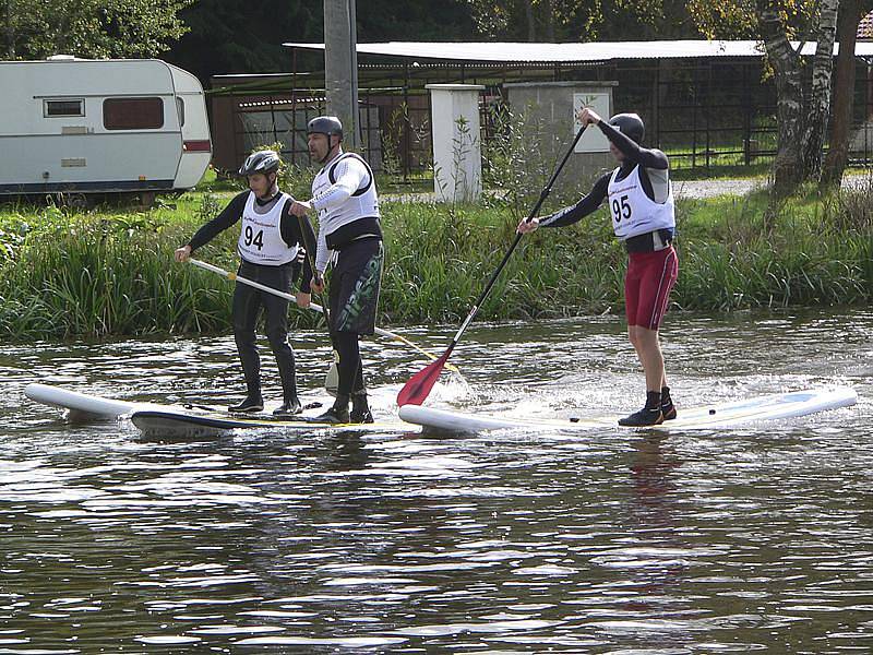 Paddleboardisté na trase. Uprostřed pádluje zámý český veslař Václav Chalupa.