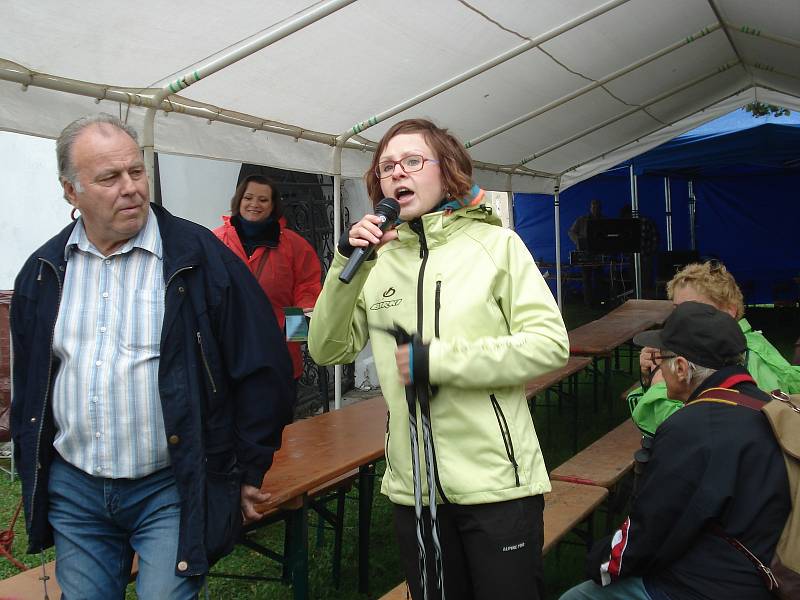 Nordic Walking branou Novohradských hor v Benešově nad Černou se konal i navzdory dešti.