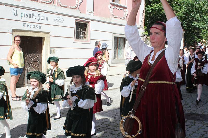 K jedněm z vrcholů Slavností pětilisté růže v Českém Krumlově patřil tradičně sobotní hlavní kostýmovaný průvod ulicemi města.