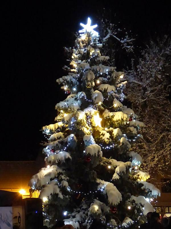 První adventní neděle a rozsvícení stromu ve Velešíně