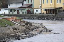 Vltava v Českém Krumlově nad jezem u Jelení lávky. Jez je sklopený, Povodí Vltavu dokončuje jeho opravu.