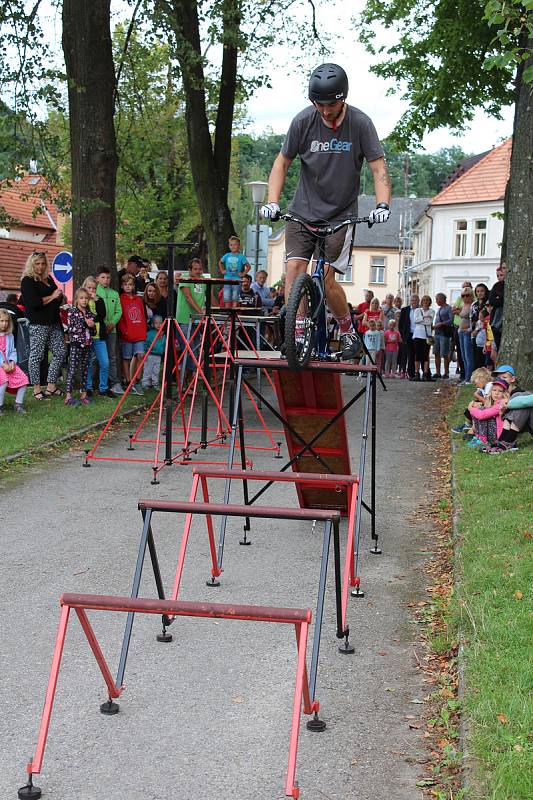 Bike trialovou show a pouťové atrakce si užili návštěvníci pouti ve Zlaté Koruně.