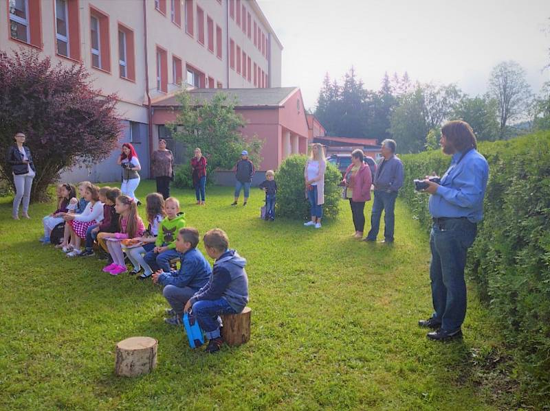 Prvňáčci v Loučovicích dostali vysvědčení od svého třídního učitele Jaroslava Jonáše už v pátek.