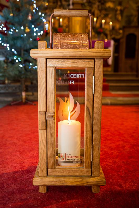 Předání Betlémského světla od hasičů z hornorakouského okresu Freistadt v kostele v Rožmitále na Šumavě.