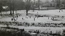 Český Krumlov v 70. letech 20. století. Kluziště v Jelence 1973.