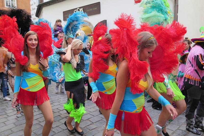 Karnevalový průvod Českým Krumlovem v rytmu Rio de Janeiro.