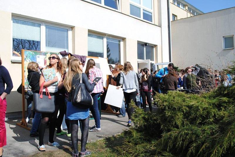 Lidé se zaujetím sledovali částečné zatmění slunce před českokrumlovským gymnáziem.