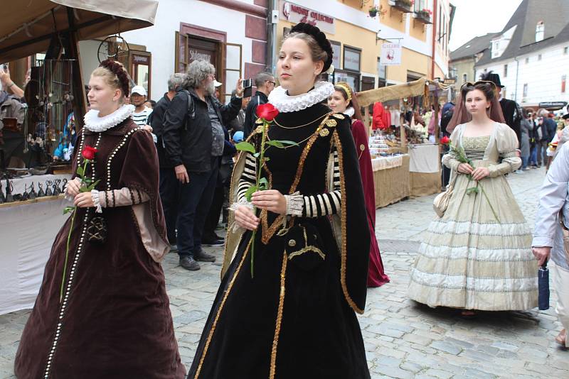 Hlavní kostýmovaný průvod prošel v sobotu historickým centrem Českého Krumlova.