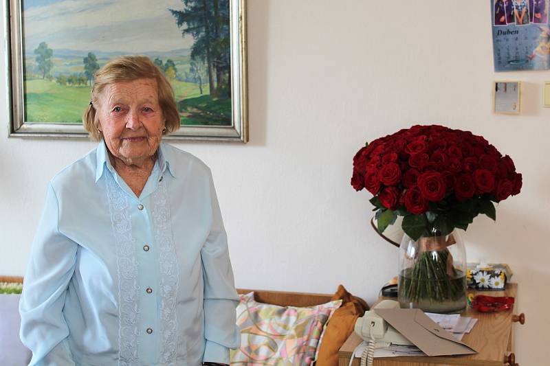 Paní učitelka Kristina Čížková z Křemže oslavila v pondělí 8. dubna sté narozeniny.