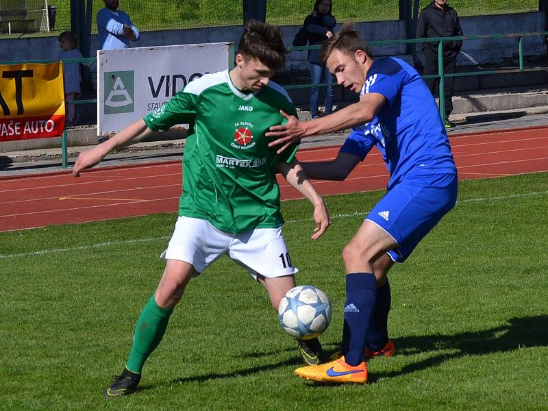 Krumlovský mladík Matyáš Babka (vlevo v souboji s karlovarským Skalou) vsítil v dohře svůj první divizní gól za Slavoj.