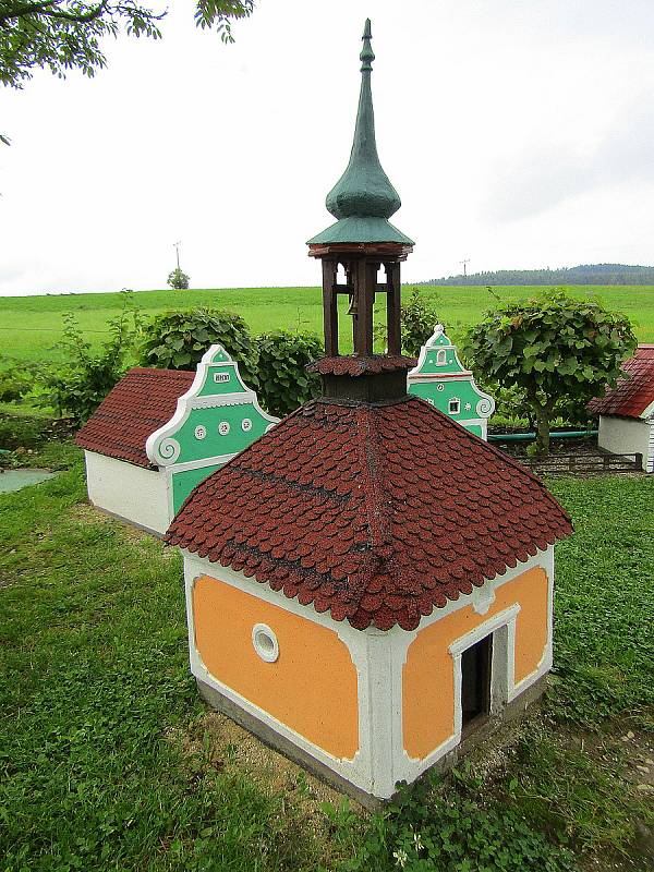 Plešovice a jejich malá miniatura na konci obce.