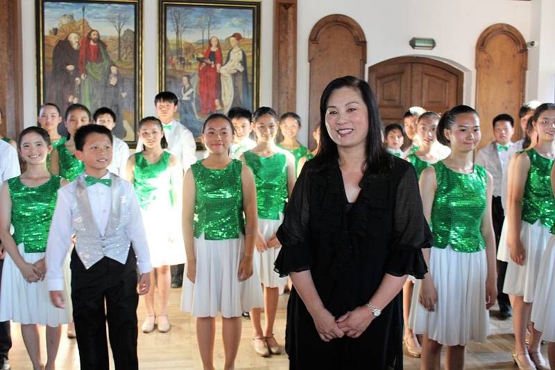 Dětský pěvecký sbor z Hongkongu YIP´s  Children´s Choir music nadchnul na svém pátečním koncertě diváky v Jezuitském sále hotelu Růže.