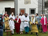 Představení se odehrálo v českokrumlovské klášterní zahradě a jedinečným spektáklem začala mezinárodní akce nazvaná Europassion 2023, které vyvrcholí červnovým setkáním herců a znalců pašijových her z 15 států Evropy.