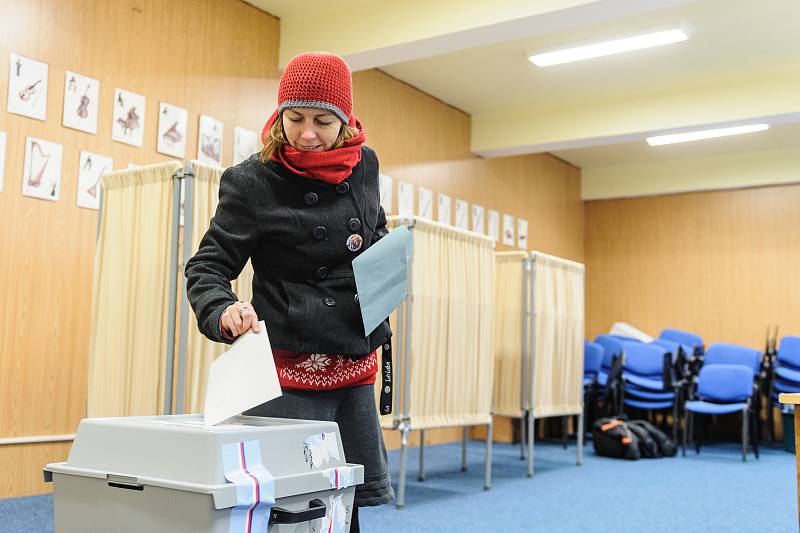 Na volebním okrsku č. 3 v Základní škole ve Velešíně evidovali v sobotu kolem poledne volební účast zhruba padesátiprocentní. To bylo nejméně ze všech tří velešínských okrsků.