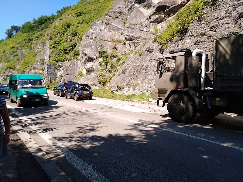 Řetězová nehoda na hlavním tahu Českým Krumlovem, v ulici Pod Kamenem, zkomplikovala provoz. Osobní auta město musela projíždět kolem Vyšehradu.