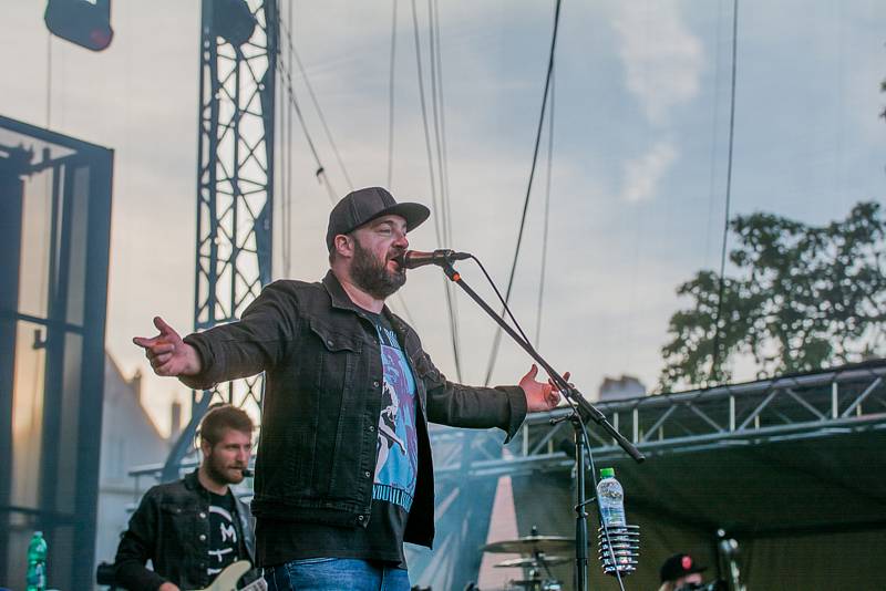 Koncert Chinaski a dalších hostů nadchl návštěvníky nabitou  Pivovarskou zahradu.