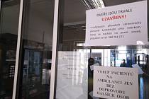 Zákaz vstupu! Do českokrumlovské nemocnice se bez vstupního vyšetření nikdo nedostane.