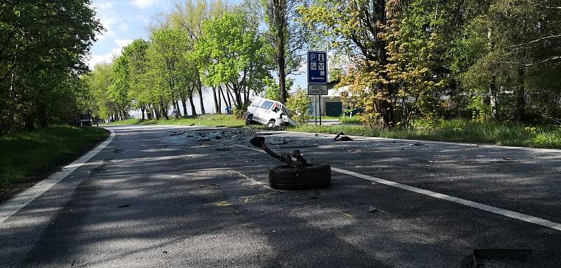 Dnes ráno před půl desátou se na silnici I/3 u Kaplice střela dvě nákladní vozidla a to dodávka tovární značky Peugeot a nákladní vozidlo tovární značky Scania s návěsem.