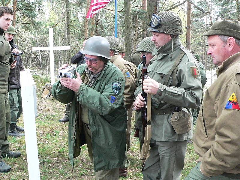 Po více jak šedesáti letech se v lesíku ve Zdíkách konal první pietní akt. Na pětici nacisty zabitých amerických letců zavzpomínali členové Veteran Army Vehicles České Budějovice spolu se zástupci obce Bujanov.