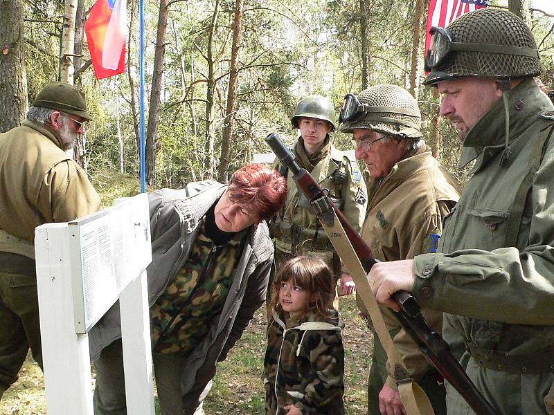 Posádky shromážděných historických jeepů a další návštěvníci si po více než šedesáti letech přišli připomenout jeden z nesčetných hrůzných okamžiků 2. světové války.