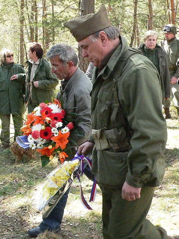 Pod křížem na téměř zapomenutém místě ve Zdíkách u Bujanova se v sobotu po více než šedesáti letech objevily květiny.