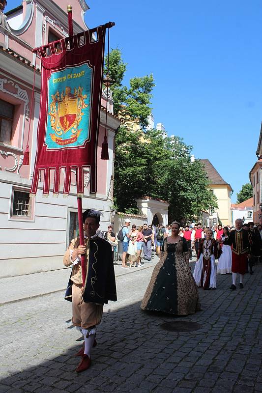 K jedněm z vrcholů Slavností pětilisté růže v Českém Krumlově patřil tradičně sobotní hlavní kostýmovaný průvod ulicemi města.