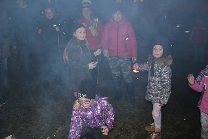 Lidé v Horní Plané se před půlnocí sešli na diskotéce na náměstí.