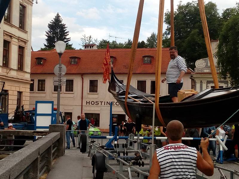 Spouštění gondoly na Vltavu z Benešova mostu bylo podívanou pro účastníky prvního dne Slavností pětilisté růže.