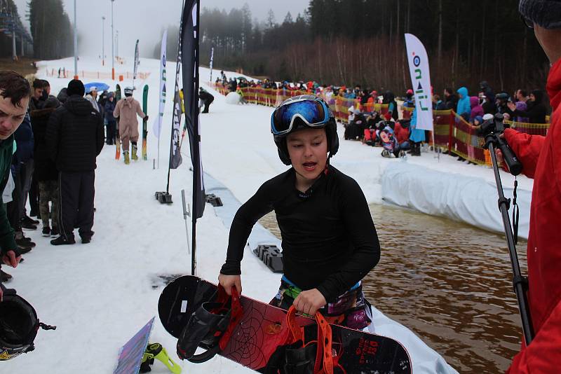 Šestačtyřicet nadšenců na lyžích a na snowboardech zakončilo zimní sezónu stylově, velikonočním přejezdem Lipenské louže.