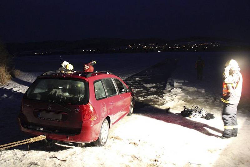 Hasiči vytahovali auto, které se propadlo do ledu na lipenském jezeře. 