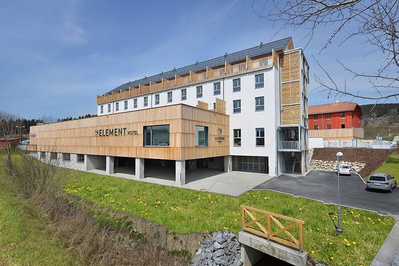 Se začátkem prázdnin se na Lipně otevírá nový rodinný hotel Element, restaurace Stodola a cukrárna Povidloň.