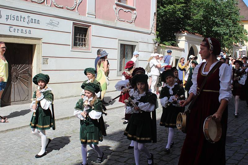 K jedněm z vrcholů Slavností pětilisté růže v Českém Krumlově patřil tradičně sobotní hlavní kostýmovaný průvod ulicemi města.