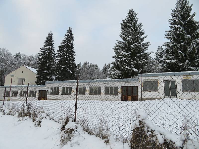 Kdysi vyhlášené plicní sanatorium na Českokrumlovsku nyní už více jak 15 let chátrá.