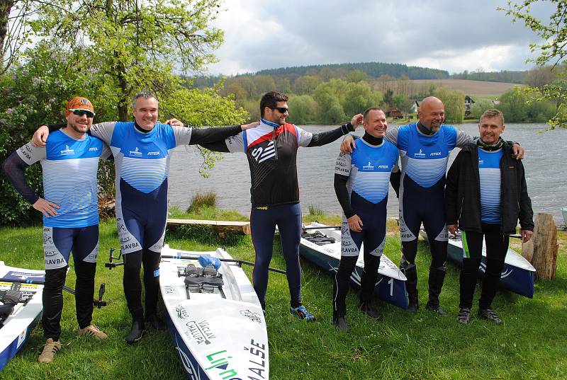 Veslaři Radek Šťovíček, Václav Chalupa, Pavel Malinský, Vítězslav Huja a Rudolf Baran, a s nimi na kole Petr Kováč, vyrazili na poutní plavbu Po stopách vltavských plavců.