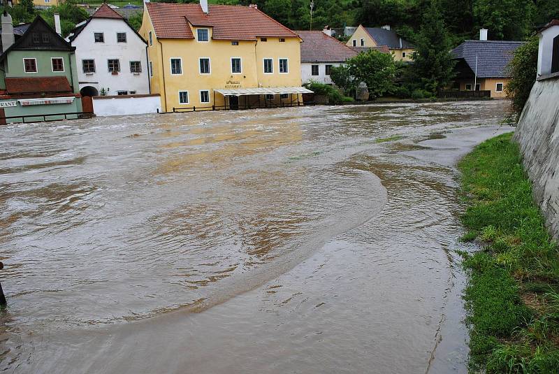 Povodně v Českém Krumlově v roce 2013. Ze břehů se vylila Polečnice, zahrozila i Vltava v centru. Pod vodou skončily hospodské zahrádky i auta.