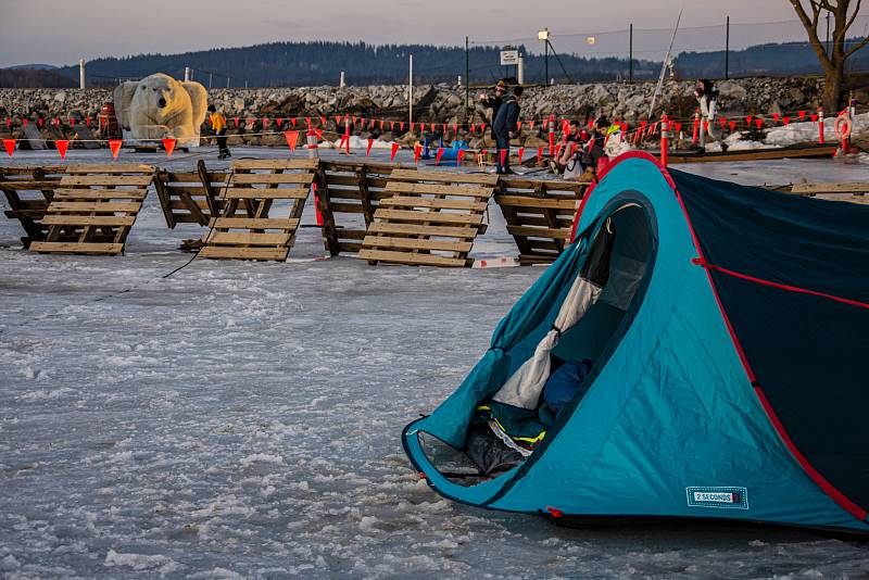 Mráz, hvězdy, stany a ice bar. Taková byla Polární noc na populární lipenské pláži Windy Point.