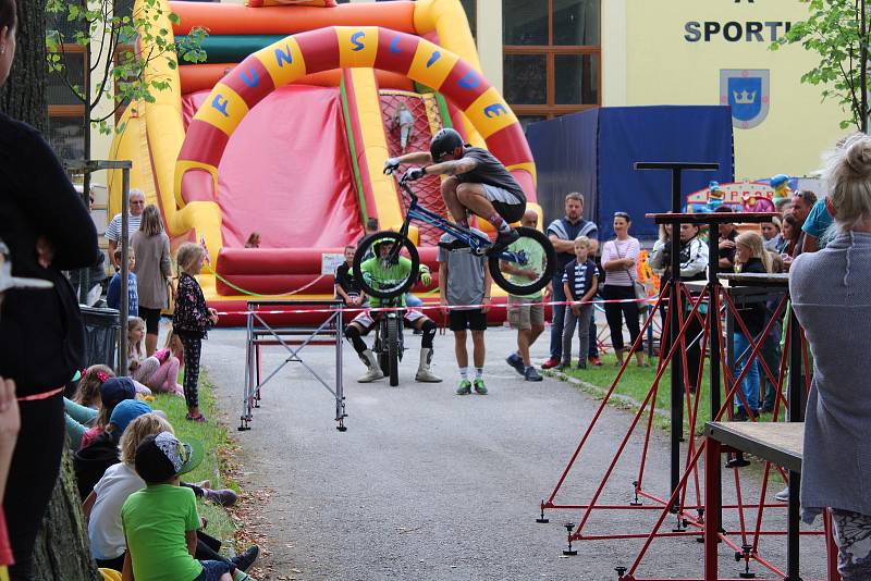 Bike trialovou show a pouťové atrakce si užili návštěvníci pouti ve Zlaté Koruně.