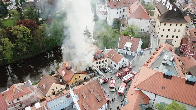 Fotka požáru z dronu od Karla Poláčka.