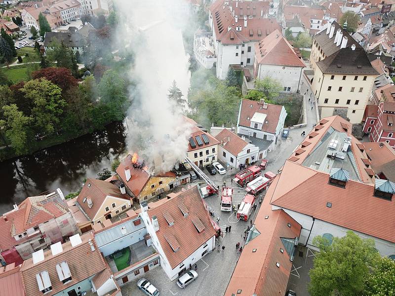 Fotka požáru z dronu od Karla Poláčka.