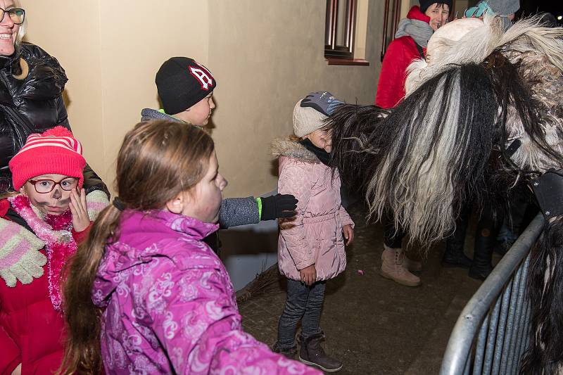 Diváci se během Krampus show v Kaplici náramně bavili.