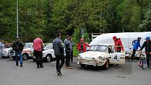 Premiérový ročník Rallye Český Krumlov Revival startoval v tradičním květnovém termínu na tradičním místě, na parkovišti v krumlovské Jelení zahradě.