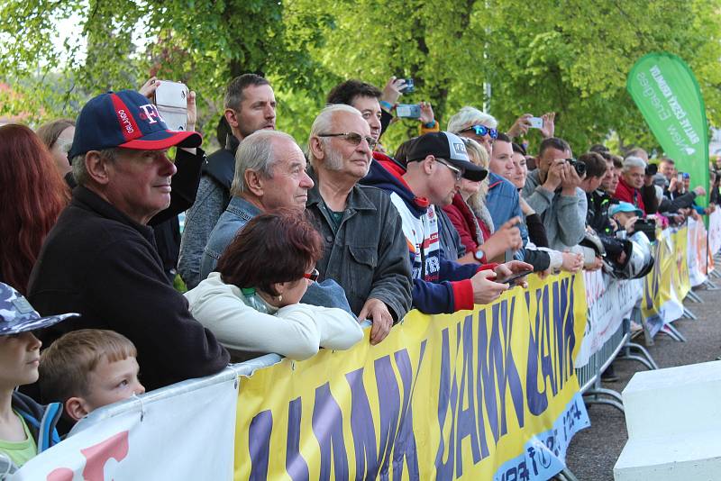 Sedmačtyřicátý ročník Rallye Český Krumlov byl v pátek odpoledne zahájen v Jelence.