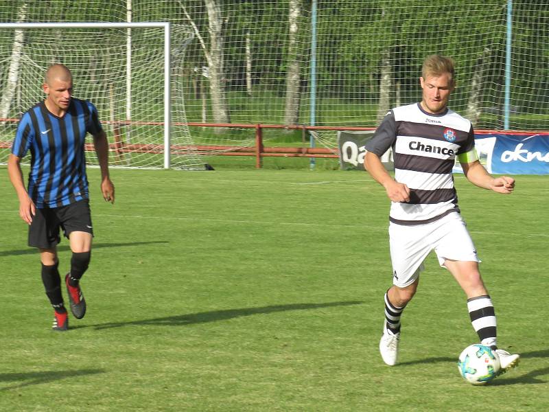 I.B třída (skupina A) – 25. kolo: FK Spartak Kaplice (černobílé dresy) – FC Velešín 0:0.