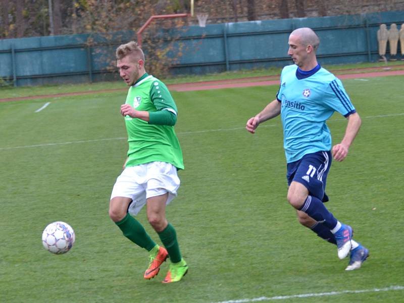 Ondrášovka KP muži – 14. kolo: FK Slavoj Český Krumlov (zelené dresy) – SK Otava Katovice 1:2 (0:1).