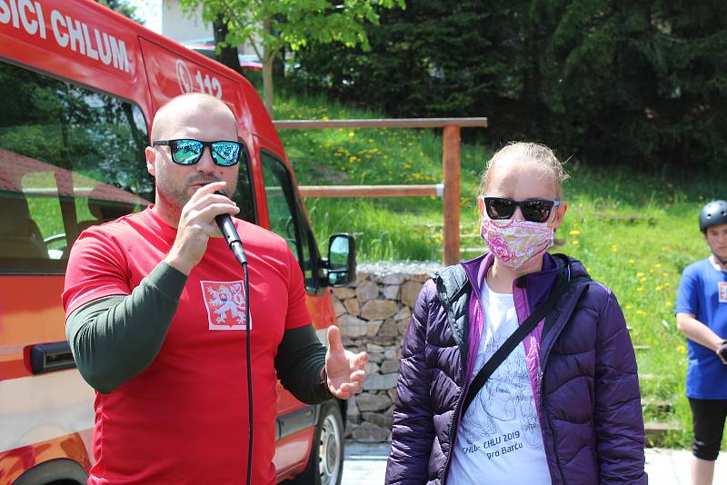 V sobotu 18. května se do Chlumu sjelo na dvě lidí na ChluChlu, prestižní recesistický závod s charitativním posláním, aby podpořili Báru Šebelkovou.